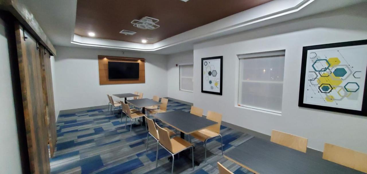 Holiday Inn Express & Suites Williamsburg By Ihg Exterior photo