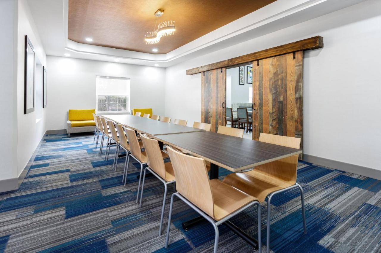 Holiday Inn Express & Suites Williamsburg By Ihg Exterior photo