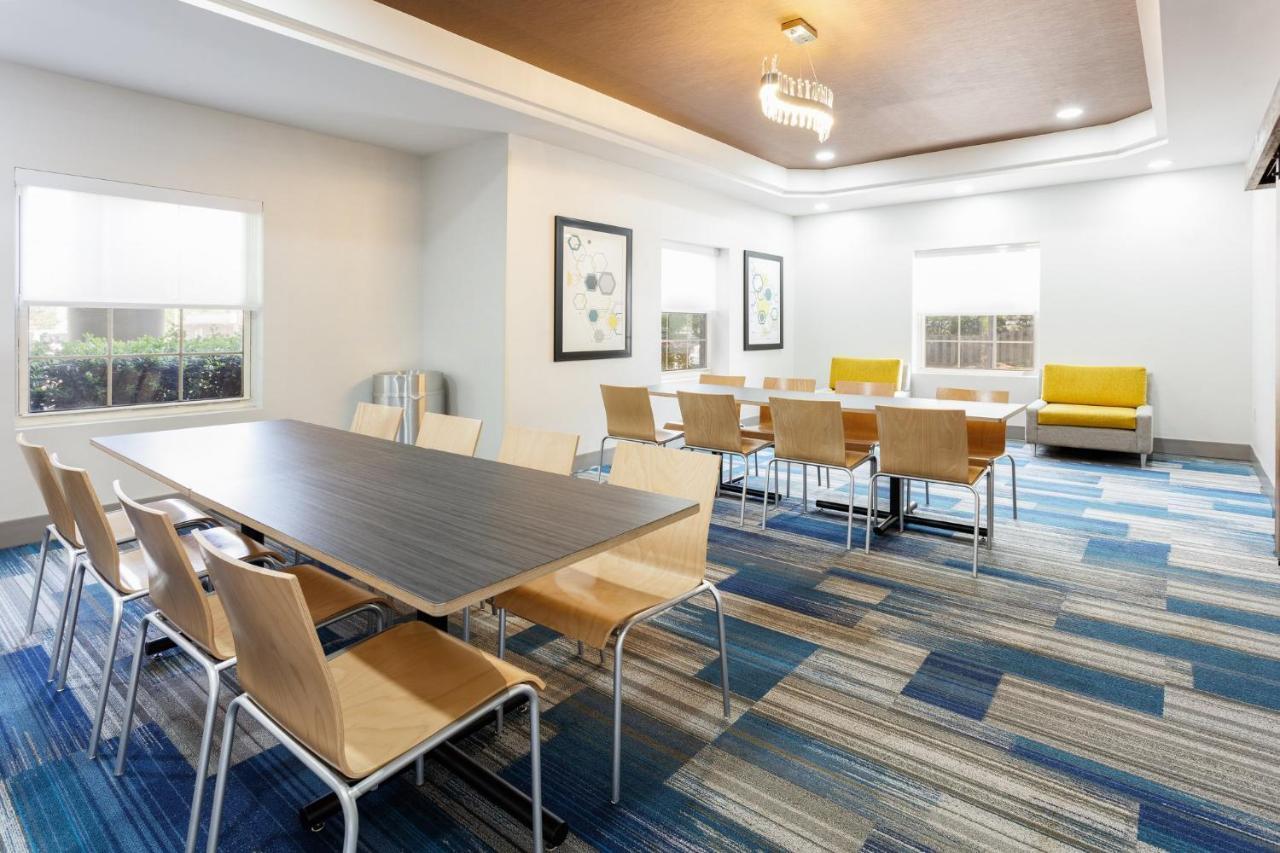 Holiday Inn Express & Suites Williamsburg By Ihg Exterior photo