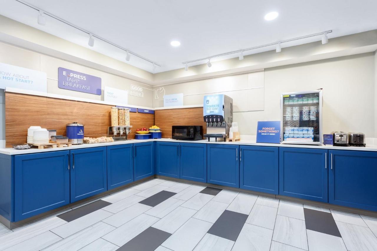 Holiday Inn Express & Suites Williamsburg By Ihg Exterior photo