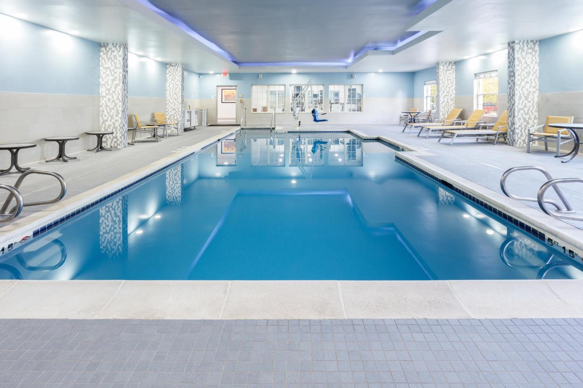 Holiday Inn Express & Suites Williamsburg By Ihg Exterior photo