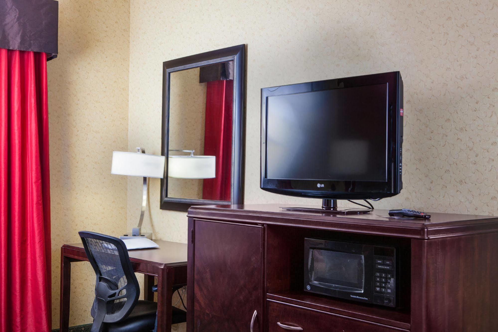 Holiday Inn Express & Suites Williamsburg By Ihg Exterior photo